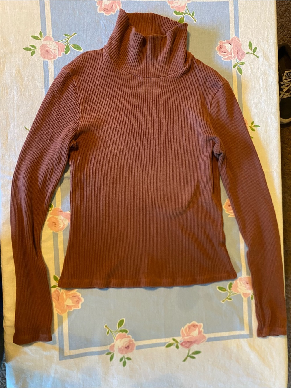 LACAUSA Ribbed Turtleneck Sweater in Rust